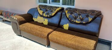 бу мебель бишкек: Угловой диван с секциями, выполненный в коричневых тонах. Обивка