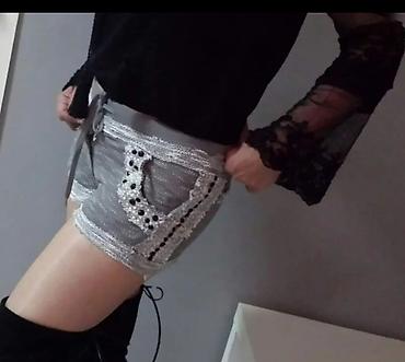 svecane mindjuse: Ženske svetlosive kratke šorts pantalone sa dekorativnim detaljima. - — 5