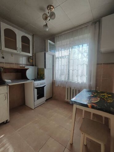 квартиры по суточно мкр: 2 бөлмө, 43 кв. м, 104-серия, 2 кабат, Эски ремонт