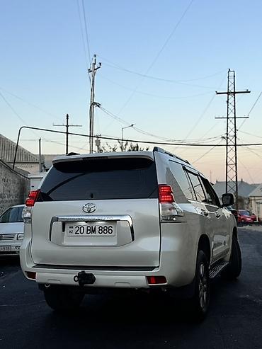 Toyota: Toyota Land Cruiser Prado – ağ rəngli, 5 qapılı SUV. Xüsusiyyətlər: - — 5