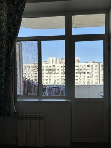 Ağcaqanad torları: Pəncərə və eyvan qapısının birləşdirilmiş konstruksiyası. Ağ rəngdə