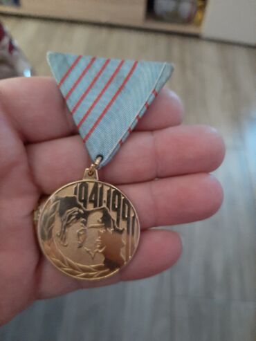 haljina osatena zlatne boje: Medalja 50 godina jugoslovenske narodne armije srecno