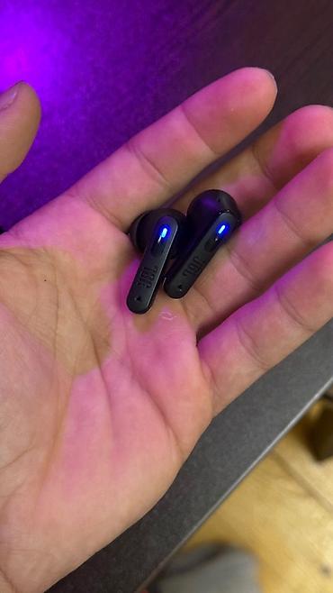 logitech pop keys: JBL simsiz Bluetooth qulaqlıq və şarj qutusu. Qara rəngdə, kompakt — 3