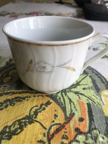 Kompleti posuđa: Od finog starog porcelana dve tacne bez šoljica, jedna šoljica sa — 12
