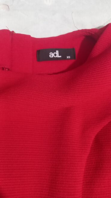 женские брендовые туфли недорого: Продаю женские блузки. Бренд adL, размер:XS цвет: красный. Состояние
