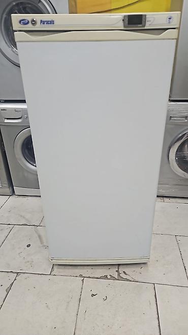 Paracels markalı laboratoriya tipli soyuducu. Ağ rəngli, tək qapılı