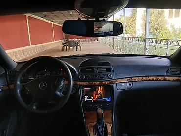 Mercedes-Benz: Mercedes-Benz E 240: 2.6 l | 2002 il Sedan — 6
