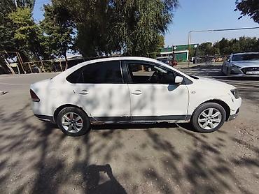 машина салон: Volkswagen Polo: 2012 г., 1.6 л, Механика, Бензин, Седан — 3
