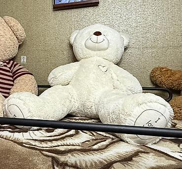 Большой плюшевый медведь белого цвета. - Размер: примерно 120–140 см