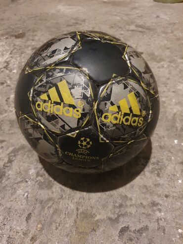 Toplar: Futbol topu əla vəziyyətdə çox dözümlü topdu