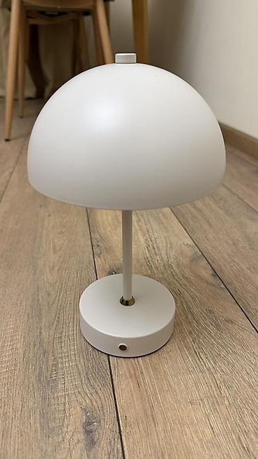 Stol lampaları: Minimalist masa lampası – ağ rəng, yarımküp formalı abaşurla. Kompakt — 1