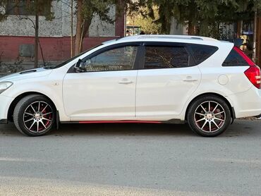 Kia: Kia Cee’d SW, ağ rəng, universaldır. Şəhər və uzun yol üçün praktik və — 3