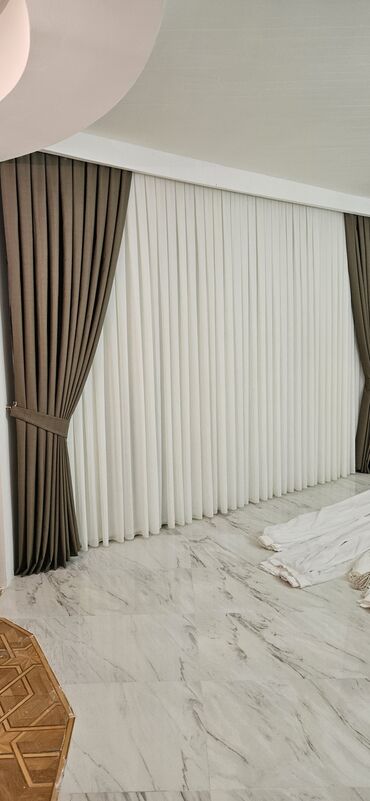 Pərdə və tüllər: Bu dəst tünd bənövşəyi rəngli iki qalın pərdədən və ortada yerləşən ağ — 15