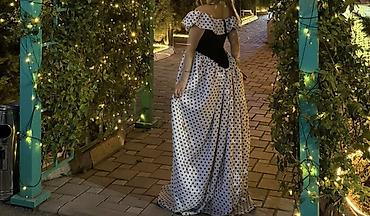 nişan şalı: Zərif maxi don – ağ üzərində qara xallı print - Model: of-shoulder — 2