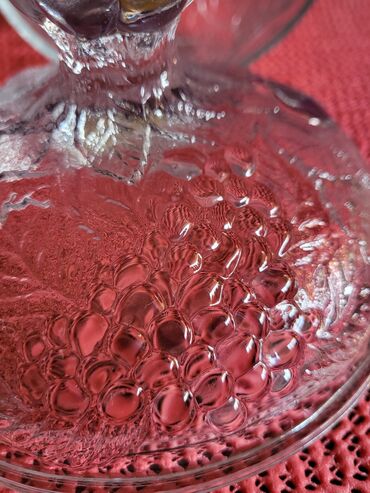 Ostalo posuđe: Bombonijera nova sa poklopcem,puno staklo. Visina. 12cm. Precnik — 7