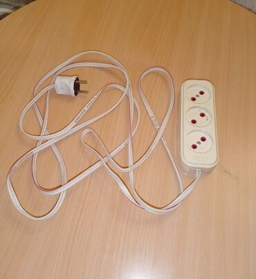 Asılqanlar: Elektrikli uzadıcı. İki ədəd. Qiymətlər 5 manatdan 15 manatacan