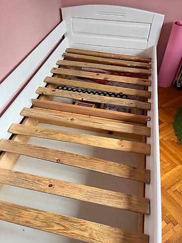 Kreveti: Singl krevet od punog drveta ofarban u belu boju. Krevet ima dve — 4