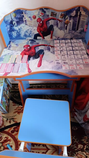стульчик и столик: Продается дедская парта "Человек паук". Почти новое. Стол и стулчик