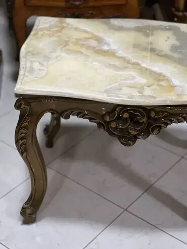 etno klupe i stolovi: Stilski sto (drvo / oniks) 🪑 Dobro stanje Dimenzije: 📏 Širina: 63 cm