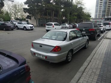 kia cedd: Gümüşü rəngdə Kia Spectra sedanı. Avtomobil rahat interyerə və geniş