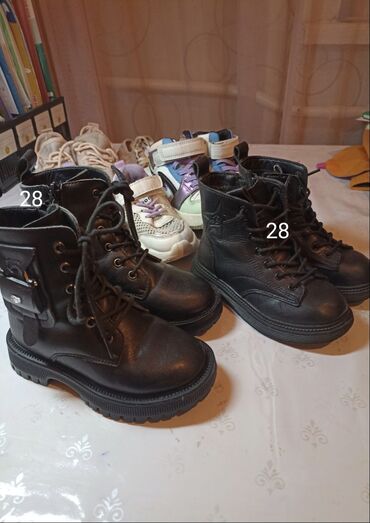 обувь кросовки: Обувь на девочку. Черные Деми сапоги кожаные 28 размера оба по 700 сом