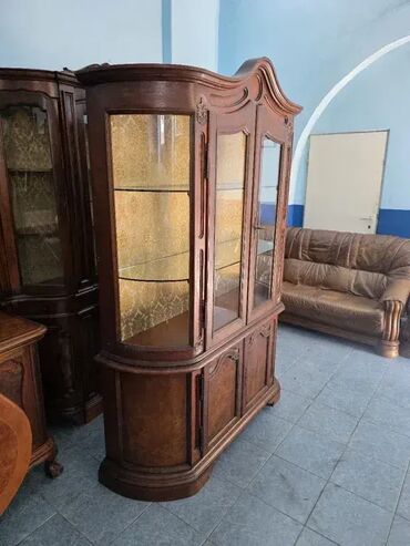 Stilske vitrine: Prelepa vitrina u odlicnom stanju. Visina 210 cm Sirina 150 cm Dubina — 15