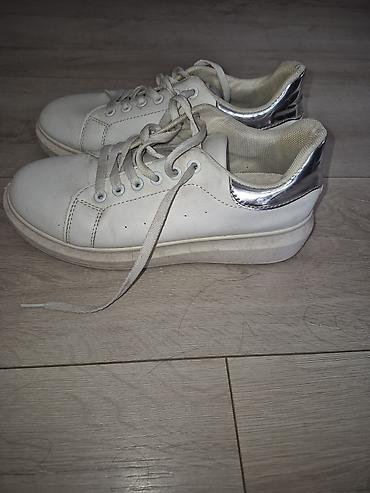 Salonke: Lot obuće – 3 para ženske obuće 1) Crne salonke Dolce & Amaro - — 3
