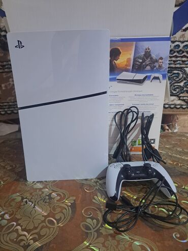 ikinci el playstation 4 oyunları: Ağ rəngli, şaquli vəziyyətdə dayanan Sony PlayStation 5 konsolu