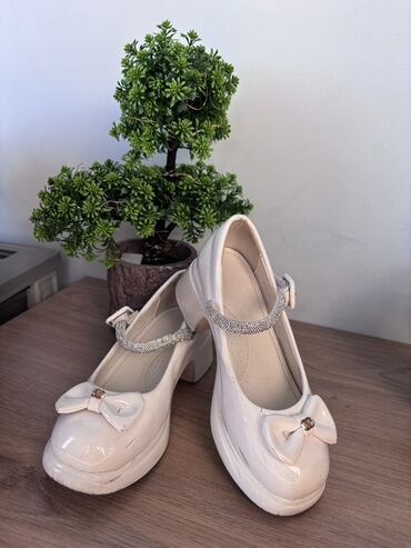 детские туфли с перфорацией: Qız uşaqları üçün ağ rəngli laklı baletka-tipli ayaqqabı 31 ölçü 33-32 lalafo.az -da детские туфли с перфорацией: Qız uşaqları üçün ağ rəngli laklı baletka-tipli ayaqqabı 31 ölçü 33-32