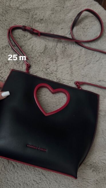 Daş yunu: Çiyin çantası, Charles & Keith