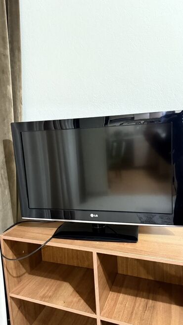 телевизор описание: Телевизор LG, диагональ около 32" (визуально). Плоская панель