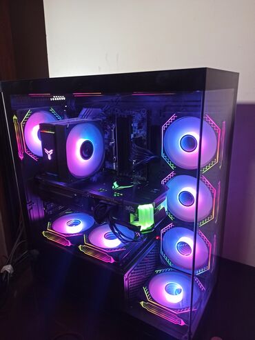 Masaüstü kompüterlər və iş stansiyaları: Qara rəngli, şəffaf korpuslu personal kompüter. Daxilində çoxsaylı RGB
