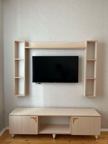 TV altlığı: Yeni, Düz TV altlığı, Polkalı, Laminat