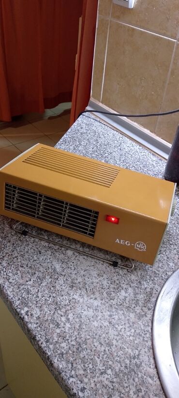 Kaloriferi: Električna Grejalica 2000 w kao nova je. Dugačak debeo kabal — 8