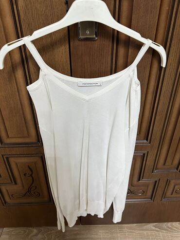 Köynək və bluzalar: 10 azn . Razmer S/M — 25