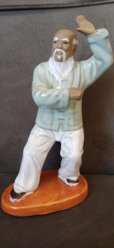 Sandıqlar: Əl işinə bənzər lak qutusu – şərq nağılı üslublu miniatür rəsmlə. - — 19