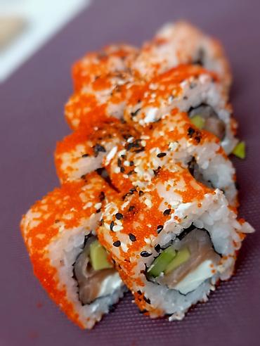 Готовые блюда, кулинария: Сеты роллов и суши - Классические и запечённые роллы: с лососем — 19