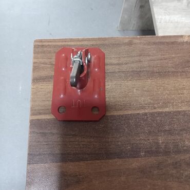 padnos desti: Qırmızı rəngli, metal konstruksiyalı, qapı və ya pəncərələrdə istifadə