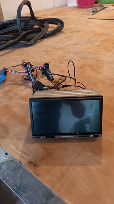 Digər avtoelektronika: Avtomobillər üçün nəzərdə tutulmuş multimedia sistemi. Bu cihaz