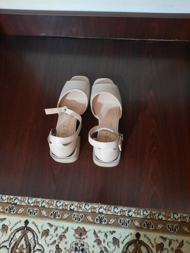 новая женская обувь: Продаю босоножки пр-во Турция, новые, цвет бежевый, размер 37, очень
