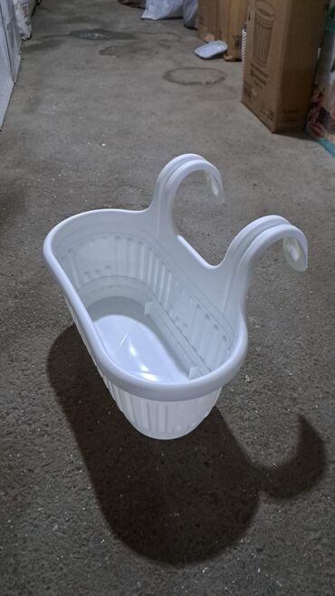 Bitkilər üçün dibçəklər: Dibcek dibcek qabi asma kvadrat balkon ag gul qabi asilan balkon — 21