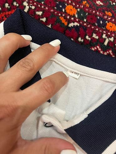 Məktəbli forması: Ağ rəngdə, qısaqol polo köynəyi. Tünd göy yaxalıqlı və qol — 2