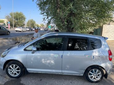 срочно продаю машину бишкек: Honda Fit: 2002 г., 1.3 л, Автомат, Бензин, Хэтчбэк