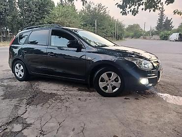 i30: Hyundai i30 CW, qara rəngli universal kuzov. Xüsusiyyətlər: - Kuzov — 8