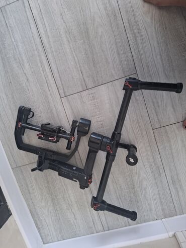 екшн камера: Профессиональный стабилизатор для камер DJI Ronin M, предназначенный