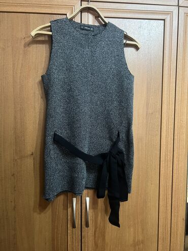 джинсовое платье зара: Безрукавка от Зара, размер XS/40, S/42. Цена: 700 сом