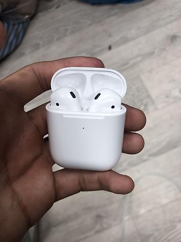 Кулакчындар: Беспроводные наушники Apple AirPods (поколение с кейсом зарядки) - — 1