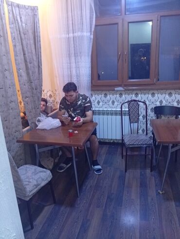 tek divan: Stullar ilə, Dördbucaq masa, Digər adam sayı