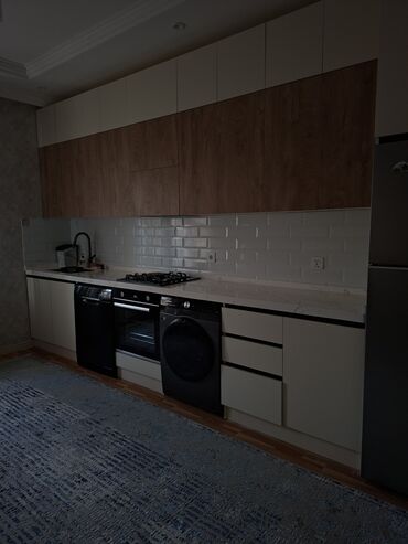 ТВ стенды: Mətbəx mebeli - Dizayn: Minimalist, açıq krem və ağac teksturalı üst