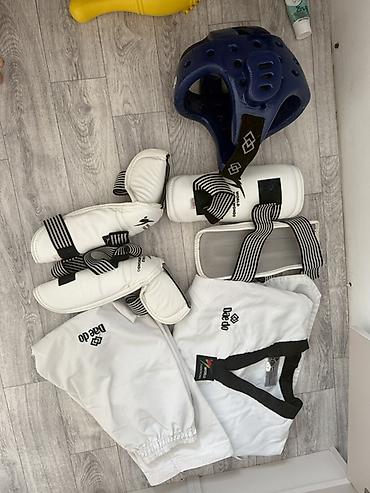 Комплект для тхэквондо Daedo / World Taekwondo. В набор входят: -